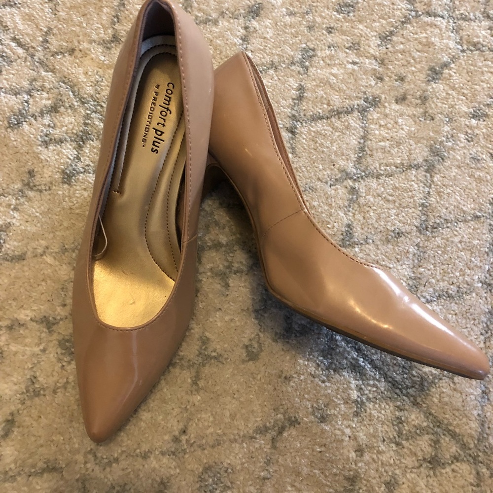 Nude heels size 7.5